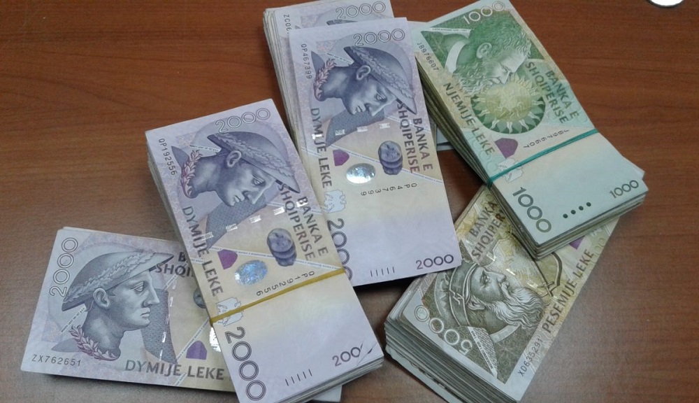 Paraja gjithsej me rritjen me te ulet ne 4 vjet, forcimi i lekut frenoi oferten monetare